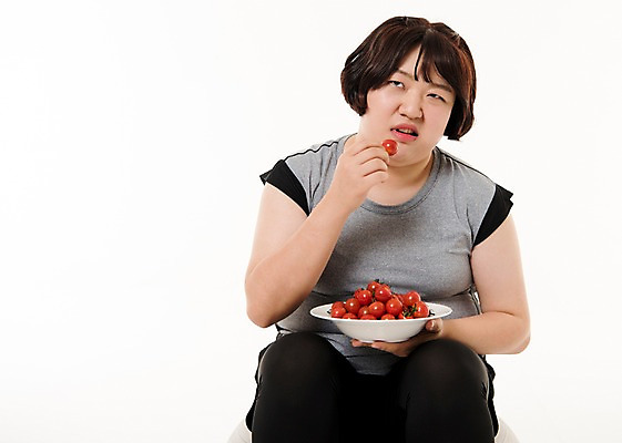 포토 JPG 스튜디오촬영 우먼라이프 접시 여자 음식 다이어트 사진 방울토마토 실내 한명 앉기 상반신 20대 성인 앞모습 운동복 운동 한국인 찡그림 짐볼 먹기 비만 복부비만 미니토마토 여자한명만 성인여자한명만 국내포토 1 라이프스타일 식기 옷 뷰포인트 토마토 모션 표정 건강 사람 동양인 청년 내부 몸매 여자만 성인여자만 파일형식