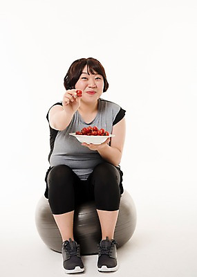 포토 JPG 스튜디오촬영 전신 우먼라이프 접시 여자 음식 다이어트 사진 방울토마토 실내 한명 웃음 들기 앉기 20대 성인 앞모습 운동복 운동 헬스 한국인 짐볼 비만 복부비만 미니토마토 여자한명만 성인여자한명만 국내포토 1 라이프스타일 식기 옷 뷰포인트 토마토 모션 표정 건강 사람 동양인 청년 내부 몸매 여자만 성인여자만 파일형식