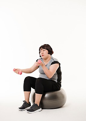 포토 JPG 스튜디오촬영 전신 우먼라이프 여자 다이어트 사진 실내 한명 들기 앉기 20대 성인 옆모습 운동복 운동 헬스 아령 한국인 짐볼 비만 복부비만 여자한명만 성인여자한명만 국내포토 1 라이프스타일 옷 뷰포인트 모션 건강 사람 동양인 청년 내부 몸매 여자만 성인여자만 파일형식