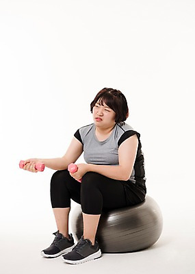 포토 JPG 스튜디오촬영 전신 우먼라이프 여자 다이어트 사진 실내 한명 들기 앉기 20대 성인 앞모습 운동복 운동 헬스 아령 한국인 짐볼 비만 복부비만 여자한명만 성인여자한명만 국내포토 1 라이프스타일 옷 뷰포인트 모션 건강 사람 동양인 청년 내부 몸매 여자만 성인여자만 파일형식