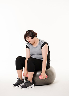 포토 JPG 스튜디오촬영 전신 우먼라이프 여자 다이어트 사진 실내 피곤 한명 들기 앉기 20대 성인 앞모습 운동복 운동 헬스 아령 한국인 짐볼 비만 복부비만 여자한명만 성인여자한명만 국내포토 1 라이프스타일 옷 뷰포인트 컨셉 모션 건강 사람 동양인 청년 내부 몸매 여자만 성인여자만 파일형식