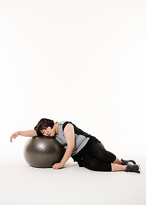 포토 JPG 스튜디오촬영 전신 우먼라이프 여자 다이어트 사진 실내 피곤 한명 앉기 20대 성인 앞모습 운동복 운동 헬스 기댐 한국인 짐볼 비만 복부비만 여자한명만 성인여자한명만 국내포토 1 라이프스타일 옷 뷰포인트 컨셉 모션 건강 사람 동양인 청년 내부 몸매 여자만 성인여자만 파일형식