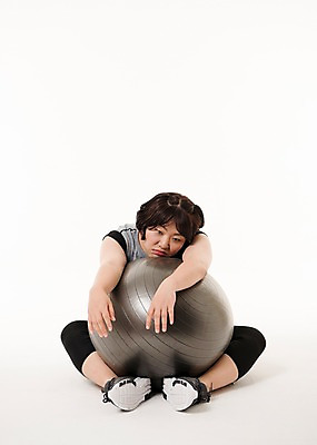 포토 JPG 스튜디오촬영 전신 우먼라이프 여자 다이어트 사진 실내 피곤 한명 앉기 20대 성인 앞모습 운동복 운동 헬스 기댐 한국인 짐볼 비만 복부비만 여자한명만 성인여자한명만 국내포토 1 라이프스타일 옷 뷰포인트 컨셉 모션 건강 사람 동양인 청년 내부 몸매 여자만 성인여자만 파일형식