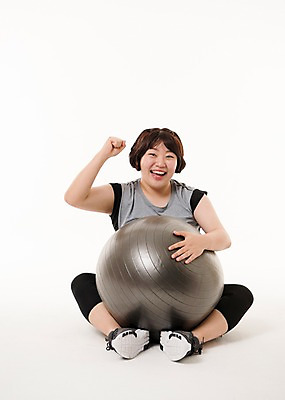 포토 JPG 스튜디오촬영 전신 우먼라이프 여자 다이어트 사진 응원 실내 한명 웃음 앉기 20대 성인 앞모습 운동복 운동 파이팅 헬스 한국인 짐볼 비만 복부비만 여자한명만 성인여자한명만 국내포토 1 라이프스타일 옷 뷰포인트 모션 표정 건강 사람 동양인 청년 내부 몸매 여자만 성인여자만 파일형식