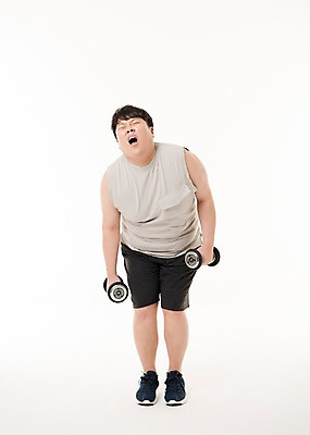 포토 JPG 스튜디오촬영 전신 남자 다이어트 사진 실내 한명 서기 들기 20대 성인 앞모습 운동복 운동 헬스 아령 한국인 찡그림 비만 무거움 복부비만 힘듦 남자한명만 성인남자한명만 국내포토 1 옷 뷰포인트 컨셉 모션 표정 건강 사람 동양인 청년 내부 무게 몸매 남자만 성인남자만 파일형식 인종 성인만