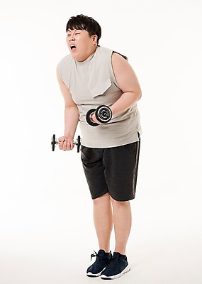 포토 JPG 스튜디오촬영 전신 남자 다이어트 사진 실내 한명 서기 들기 20대 성인 앞모습 운동복 운동 헬스 아령 한국인 비만 무거움 복부비만 힘듦 남자한명만 성인남자한명만 국내포토 1 옷 뷰포인트 컨셉 모션 건강 사람 동양인 청년 내부 무게 몸매 남자만 성인남자만 파일형식