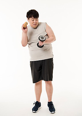 포토 JPG 스튜디오촬영 전신 남자 다이어트 사진 실내 한명 서기 들기 20대 성인 앞모습 운동복 운동 헬스 아령 한국인 햄버거 비만 복부비만 남자한명만 성인남자한명만 국내포토 1 옷 뷰포인트 모션 패스트푸드 건강 사람 동양인 청년 내부 몸매 남자만 성인남자만 파일형식 인종 인스턴트 성인만 음식