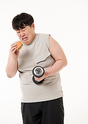 포토 JPG 스튜디오촬영 남자 다이어트 사진 실내 한명 서기 들기 상반신 20대 성인 앞모습 운동복 운동 헬스 아령 한국인 햄버거 울음 비만 복부비만 울상 남자한명만 성인남자한명만 국내포토 1 옷 뷰포인트 모션 패스트푸드 표정 건강 사람 동양인 청년 내부 몸매 남자만 성인남자만 파일형식 인종 인스턴트 성인만 음식
