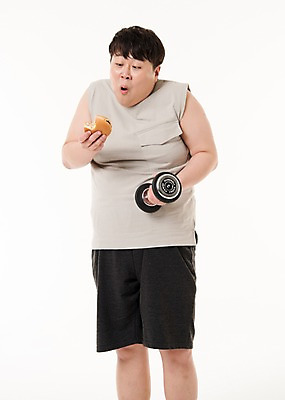 포토 JPG 스튜디오촬영 남자 다이어트 사진 실내 한명 서기 들기 상반신 20대 성인 앞모습 운동복 운동 헬스 놀람 아령 한국인 햄버거 비만 복부비만 남자한명만 성인남자한명만 국내포토 1 옷 감정 뷰포인트 모션 패스트푸드 표정 건강 사람 동양인 청년 내부 몸매 남자만 성인남자만 파일형식