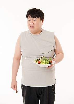 포토 JPG 스튜디오촬영 접시 남자 포크 다이어트 사진 실내 한명 서기 들기 상반신 20대 성인 앞모습 운동복 운동 헬스 샐러드 한국인 슬픔 비만 복부비만 샐러드포크 나무포크 연어샐러드 콘샐러드 티포크 남자한명만 성인남자한명만 국내포토 1 식기 옷 감정 음식 뷰포인트 모션 건강 사람 동양인 청년 내부 몸매 남자만 성인남자만 파일형식