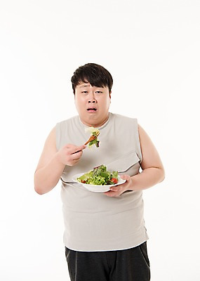 포토 JPG 스튜디오촬영 접시 남자 포크 다이어트 사진 실내 한명 서기 들기 상반신 20대 성인 앞모습 운동복 운동 헬스 샐러드 한국인 슬픔 비만 복부비만 샐러드포크 나무포크 연어샐러드 콘샐러드 티포크 남자한명만 성인남자한명만 국내포토 1 식기 옷 감정 음식 뷰포인트 모션 건강 사람 동양인 청년 내부 몸매 남자만 성인남자만 파일형식