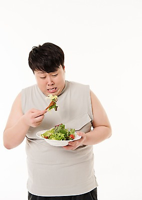포토 JPG 스튜디오촬영 접시 남자 포크 다이어트 사진 실내 한명 들기 상반신 20대 성인 앞모습 운동복 운동 샐러드 한국인 슬픔 먹기 비만 복부비만 남자한명만 성인남자한명만 국내포토 1 식기 옷 감정 음식 뷰포인트 모션 건강 사람 동양인 청년 내부 몸매 남자만 성인남자만 파일형식 인종 성인만