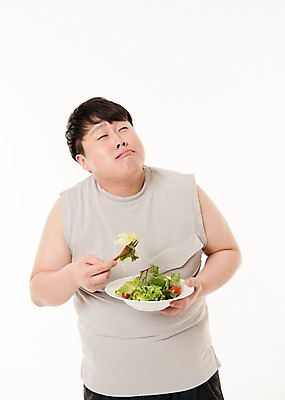 포토 JPG 스튜디오촬영 접시 남자 포크 다이어트 사진 실내 한명 들기 상반신 20대 성인 앞모습 운동복 운동 헬스 샐러드 한국인 슬픔 비만 복부비만 샐러드포크 나무포크 연어샐러드 콘샐러드 티포크 남자한명만 성인남자한명만 국내포토 1 식기 옷 감정 음식 뷰포인트 모션 건강 사람 동양인 청년 내부 몸매 남자만 성인남자만 파일형식