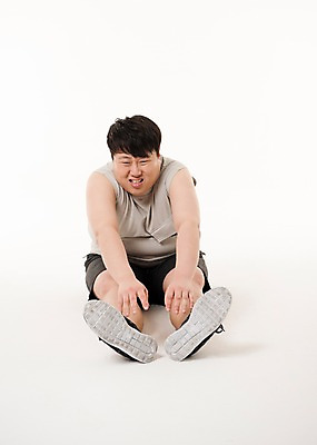 포토 JPG 스튜디오촬영 전신 남자 다이어트 사진 실내 허리숙이기 한명 앉기 20대 성인 앞모습 운동복 운동 헬스 스트레칭 한국인 찡그림 비만 복부비만 힘듦 남자한명만 성인남자한명만 국내포토 1 옷 뷰포인트 컨셉 모션 표정 건강 숙이기 사람 동양인 청년 내부 몸매 남자만 성인남자만 파일형식