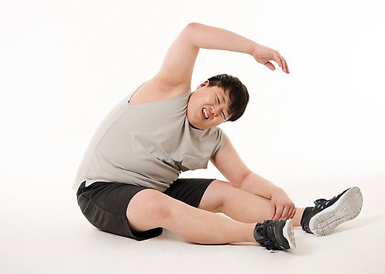 포토 JPG 스튜디오촬영 전신 남자 다이어트 사진 실내 한명 앉기 20대 성인 앞모습 운동복 운동 헬스 스트레칭 한국인 찡그림 비만 복부비만 옆구리운동 힘듦 남자한명만 성인남자한명만 국내포토 1 옷 뷰포인트 컨셉 모션 표정 건강 사람 동양인 청년 내부 몸매 남자만 성인남자만 파일형식