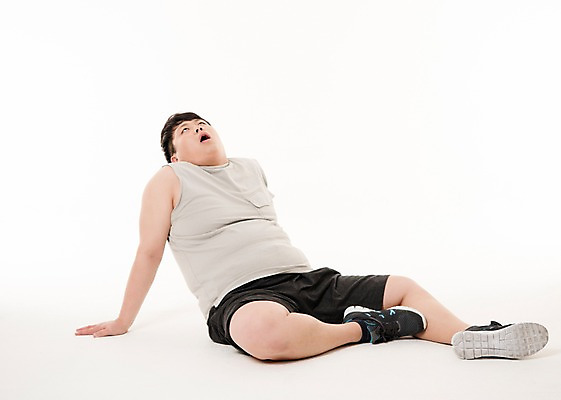 포토 JPG 스튜디오촬영 전신 남자 다이어트 사진 실내 피곤 한명 앉기 20대 성인 앞모습 운동복 운동 헬스 한국인 올려보기 비만 복부비만 힘듦 남자한명만 성인남자한명만 국내포토 1 옷 뷰포인트 컨셉 모션 건강 사람 동양인 청년 내부 몸매 남자만 성인남자만 파일형식