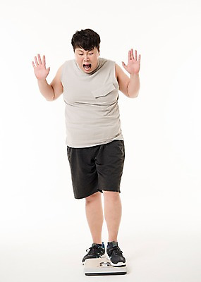 포토 JPG 스튜디오촬영 전신 남자 다이어트 사진 실내 저울 고개숙이기 한명 서기 20대 성인 앞모습 운동복 운동 헬스 놀람 외침 한국인 몸무게 비만 체중계 복부비만 살 용량 접시저울 남자한명만 성인남자한명만 내려보기 국내포토 1 옷 감정 뷰포인트 모션 표정 건강 숙이기 사람 동양인 청년 내부 소리 몸매 남자만 성인남자만 파일형식