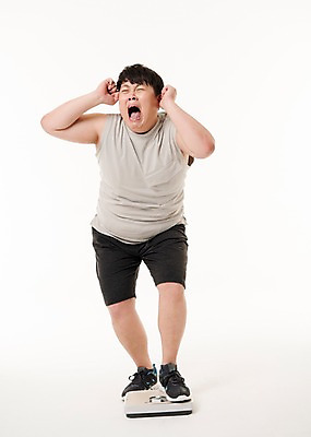 포토 JPG 스튜디오촬영 전신 남자 다이어트 사진 실내 저울 한명 서기 20대 성인 앞모습 운동복 운동 헬스 놀람 외침 고통 한국인 울음 몸무게 비만 괴로움 체중계 복부비만 근육통 무릎통증 살 어깨통증 용량 울상 접시저울 남자한명만 성인남자한명만 국내포토 1 옷 감정 뷰포인트 모션 표정 건강 사람 동양인 청년 내부 소리 질병 몸매 남자만 성인남자만 파일형식