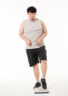 포토 JPG 스튜디오촬영 전신 남자 다이어트 사진 실내 저울 고개숙이기 한명 서기 20대 성인 앞모습 운동복 운동 헬스 놀람 한국인 몸무게 비만 체중계 복부비만 살 용량 접시저울 남자한명만 성인남자한명만 내려보기 국내포토 1 옷 감정 뷰포인트 모션 표정 건강 숙이기 사람 동양인 청년 내부 몸매 남자만 성인남자만 파일형식
