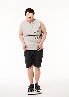 포토 JPG 스튜디오촬영 전신 남자 다이어트 사진 실내 저울 한명 서기 20대 성인 앞모습 운동복 운동 헬스 놀람 한국인 몸무게 비만 체중계 복부비만 살 용량 접시저울 남자한명만 성인남자한명만 국내포토 1 옷 감정 뷰포인트 모션 표정 건강 사람 동양인 청년 내부 몸매 남자만 성인남자만 파일형식