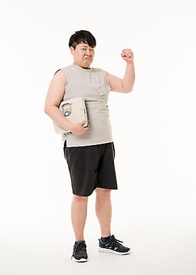 포토 JPG 스튜디오촬영 전신 남자 다이어트 사진 응원 실내 저울 한명 서기 들기 20대 성인 앞모습 운동복 운동 파이팅 헬스 한국인 비만 체중계 복부비만 접시저울 남자한명만 성인남자한명만 국내포토 1 옷 뷰포인트 모션 건강 사람 동양인 청년 내부 몸매 남자만 성인남자만 파일형식