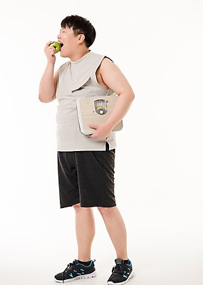 포토 JPG 스튜디오촬영 전신 남자 음식 다이어트 사진 실내 저울 한명 서기 들기 20대 성인 옆모습 운동복 운동 한국인 사과 먹기 비만 체중계 복부비만 독사과 접시저울 남자한명만 성인남자한명만 국내포토 1 옷 뷰포인트 과일 모션 건강 사람 동양인 청년 내부 독약 몸매 남자만 성인남자만 파일형식