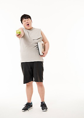 포토 JPG 스튜디오촬영 전신 남자 음식 다이어트 사진 실내 저울 한명 서기 웃음 들기 20대 성인 앞모습 운동복 운동 한국인 사과 먹기 비만 체중계 복부비만 독사과 접시저울 남자한명만 성인남자한명만 국내포토 1 옷 뷰포인트 과일 모션 표정 건강 사람 동양인 청년 내부 독약 몸매 남자만 성인남자만 파일형식