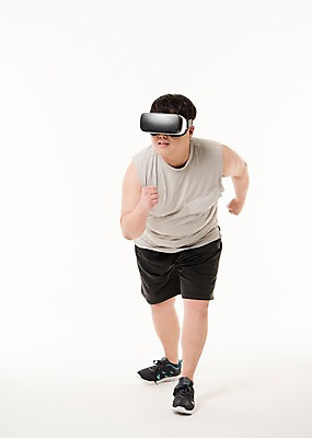 포토 JPG 스튜디오촬영 전신 남자 포즈 러닝셔츠 다이어트 사진 모션 실내 한명 서기 20대 성인 앞모습 운동복 달리기 운동 헬스 한국인 비만 스마트 복부비만 3D안경 뜀박질 가상현실 남자한명만 성인남자한명만 오큘러스 VR기기 국내포토 1 옷 안경 뷰포인트 컨셉 셔츠 건강 사람 동양인 청년 내부 기계 몸매 남자만 성인남자만 파일형식