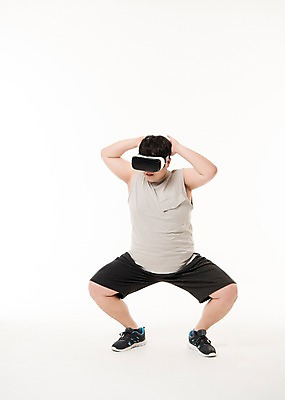 포토 JPG 스튜디오촬영 전신 남자 포즈 다이어트 사진 모션 실내 한명 서기 20대 성인 앞모습 운동복 운동 헬스 스트레칭 한국인 비만 스마트 복부비만 3D안경 가상현실 남자한명만 성인남자한명만 오큘러스 VR기기 국내포토 1 옷 안경 뷰포인트 컨셉 건강 사람 동양인 청년 내부 기계 몸매 남자만 성인남자만 파일형식