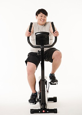 포토 JPG 스튜디오촬영 전신 남자 다이어트 사진 실내 한명 웃음 앉기 20대 성인 앞모습 운동복 운동 헬스사이클 헬스 한국인 비만 즐거움 사이클링 복부비만 남자한명만 성인남자한명만 국내포토 1 옷 감정 뷰포인트 모션 표정 건강 사람 동양인 청년 내부 운동기구 육상스포츠 몸매 남자만 성인남자만 파일형식