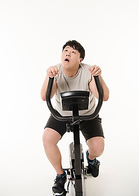 포토 JPG 스튜디오촬영 전신 남자 다이어트 사진 실내 피곤 한명 앉기 20대 성인 앞모습 운동복 운동 헬스사이클 헬스 한국인 비만 사이클링 복부비만 힘듦 남자한명만 성인남자한명만 국내포토 1 옷 뷰포인트 컨셉 모션 건강 사람 동양인 청년 내부 운동기구 육상스포츠 몸매 남자만 성인남자만 파일형식