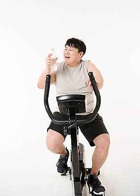 포토 JPG 스튜디오촬영 전신 남자 다이어트 사진 실내 한명 웃음 앉기 20대 성인 앞모습 운동복 운동 헬스사이클 헬스 한국인 생수 비만 즐거움 사이클링 복부비만 식수 물마시기 남자한명만 성인남자한명만 국내포토 1 옷 감정 뷰포인트 모션 표정 건강 사람 동양인 청년 내부 물 운동기구 마시기 물병 육상스포츠 몸매 남자만 성인남자만 파일형식