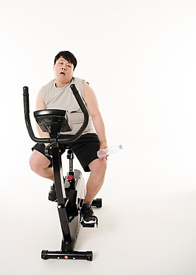 포토 JPG 스튜디오촬영 전신 남자 다이어트 사진 실내 피곤 한명 앉기 20대 성인 앞모습 운동복 운동 헬스사이클 헬스 한국인 생수 비만 사이클링 복부비만 물마시기 힘듦 남자한명만 성인남자한명만 국내포토 1 옷 뷰포인트 컨셉 모션 건강 사람 동양인 청년 내부 운동기구 마시기 물병 육상스포츠 몸매 남자만 성인남자만 파일형식 스포츠 인종 물통 성인만