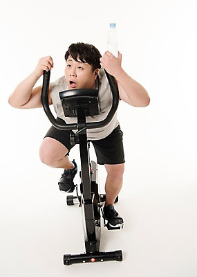 포토 JPG 스튜디오촬영 전신 남자 엎드리기 다이어트 사진 실내 피곤 한명 앉기 20대 성인 앞모습 운동복 운동 헬스사이클 헬스 한국인 생수 비만 사이클링 복부비만 물마시기 힘듦 남자한명만 성인남자한명만 국내포토 1 옷 뷰포인트 컨셉 모션 건강 사람 동양인 청년 내부 운동기구 마시기 물병 육상스포츠 몸매 남자만 성인남자만 파일형식