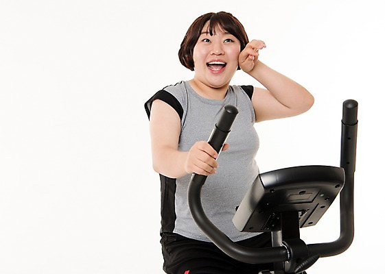 포토 JPG 스튜디오촬영 우먼라이프 여자 다이어트 사진 실내 한명 웃음 앉기 상반신 20대 성인 앞모습 운동복 운동 헬스사이클 헬스 한국인 비만 땀 사이클링 복부비만 여자한명만 성인여자한명만 땀흘리기 국내포토 1 라이프스타일 옷 뷰포인트 컨셉 모션 표정 건강 사람 동양인 청년 내부 운동기구 육상스포츠 몸매 여자만 성인여자만 파일형식