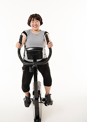 포토 JPG 스튜디오촬영 전신 우먼라이프 여자 다이어트 사진 실내 한명 웃음 앉기 20대 성인 앞모습 운동복 운동 헬스사이클 헬스 한국인 비만 사이클링 복부비만 여자한명만 성인여자한명만 국내포토 1 라이프스타일 옷 뷰포인트 모션 표정 건강 사람 동양인 청년 내부 운동기구 육상스포츠 몸매 여자만 성인여자만 파일형식