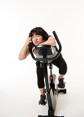 포토 JPG 스튜디오촬영 전신 우먼라이프 여자 다이어트 사진 실내 피곤 한명 앉기 20대 성인 앞모습 운동복 운동 헬스사이클 헬스 기댐 한국인 비만 사이클링 복부비만 여자한명만 성인여자한명만 국내포토 1 라이프스타일 옷 뷰포인트 컨셉 모션 건강 사람 동양인 청년 내부 운동기구 육상스포츠 몸매 여자만 성인여자만 파일형식