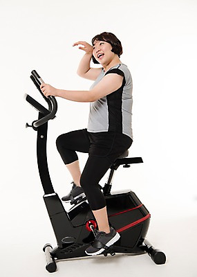 포토 JPG 스튜디오촬영 전신 우먼라이프 여자 다이어트 사진 실내 한명 웃음 앉기 20대 성인 옆모습 운동복 운동 헬스사이클 헬스 한국인 비만 땀 사이클링 복부비만 여자한명만 성인여자한명만 땀흘리기 국내포토 1 라이프스타일 옷 뷰포인트 컨셉 모션 표정 건강 사람 동양인 청년 내부 운동기구 육상스포츠 몸매 여자만 성인여자만 파일형식