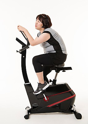 포토 JPG 스튜디오촬영 전신 우먼라이프 여자 다이어트 사진 실내 피곤 한명 앉기 20대 성인 옆모습 운동복 운동 헬스사이클 헬스 한국인 비만 사이클링 복부비만 여자한명만 성인여자한명만 국내포토 1 라이프스타일 옷 뷰포인트 컨셉 모션 건강 사람 동양인 청년 내부 운동기구 육상스포츠 몸매 여자만 성인여자만 파일형식