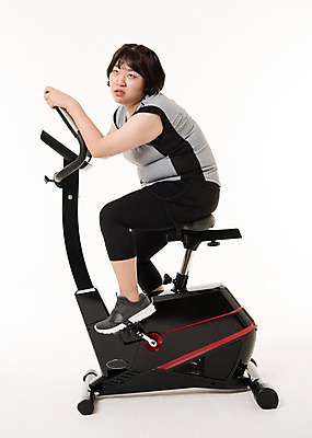 포토 JPG 스튜디오촬영 전신 우먼라이프 여자 다이어트 사진 실내 피곤 한명 앉기 20대 성인 옆모습 운동복 운동 헬스사이클 헬스 한국인 비만 사이클링 복부비만 여자한명만 성인여자한명만 국내포토 1 라이프스타일 옷 뷰포인트 컨셉 모션 건강 사람 동양인 청년 내부 운동기구 육상스포츠 몸매 여자만 성인여자만 파일형식