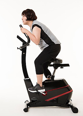 포토 JPG 스튜디오촬영 전신 우먼라이프 여자 다이어트 사진 실내 한명 서기 20대 성인 옆모습 운동복 운동 헬스사이클 헬스 한국인 비만 사이클링 복부비만 여자한명만 성인여자한명만 국내포토 1 라이프스타일 옷 뷰포인트 모션 건강 사람 동양인 청년 내부 운동기구 육상스포츠 몸매 여자만 성인여자만 파일형식