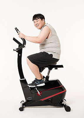 포토 JPG 스튜디오촬영 전신 남자 다이어트 사진 실내 한명 웃음 앉기 20대 성인 옆모습 운동복 운동 헬스사이클 헬스 한국인 비만 즐거움 사이클링 복부비만 남자한명만 성인남자한명만 국내포토 1 옷 감정 뷰포인트 모션 표정 건강 사람 동양인 청년 내부 운동기구 육상스포츠 몸매 남자만 성인남자만 파일형식 스포츠 인종 성인만