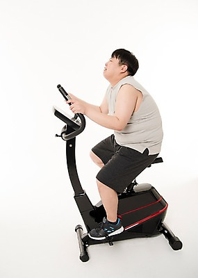 포토 JPG 스튜디오촬영 전신 남자 다이어트 사진 실내 한명 앉기 20대 성인 옆모습 운동복 수건 운동 헬스사이클 헬스 한국인 비만 사이클링 복부비만 힘듦 남자한명만 성인남자한명만 국내포토 1 옷 뷰포인트 컨셉 모션 건강 사람 동양인 청년 내부 위생용품 운동기구 육상스포츠 몸매 남자만 성인남자만 파일형식