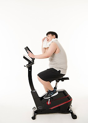 포토 JPG 스튜디오촬영 전신 남자 다이어트 사진 실내 한명 앉기 20대 성인 옆모습 운동복 수건 운동 헬스사이클 헬스 한국인 비만 땀 사이클링 복부비만 남자한명만 성인남자한명만 땀흘리기 국내포토 1 옷 뷰포인트 컨셉 모션 건강 사람 동양인 청년 내부 위생용품 운동기구 육상스포츠 몸매 남자만 성인남자만 파일형식