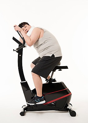 포토 JPG 스튜디오촬영 전신 남자 다이어트 사진 실내 피곤 한명 앉기 20대 성인 옆모습 운동복 수건 운동 헬스사이클 헬스 기댐 한국인 비만 사이클링 복부비만 남자한명만 성인남자한명만 국내포토 1 옷 뷰포인트 컨셉 모션 건강 사람 동양인 청년 내부 위생용품 운동기구 육상스포츠 몸매 남자만 성인남자만 파일형식