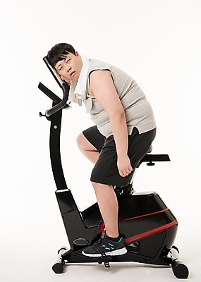 포토 JPG 스튜디오촬영 전신 남자 다이어트 사진 실내 피곤 한명 앉기 20대 성인 옆모습 운동복 수건 운동 헬스사이클 헬스 기댐 한국인 비만 사이클링 복부비만 남자한명만 성인남자한명만 국내포토 1 옷 뷰포인트 컨셉 모션 건강 사람 동양인 청년 내부 위생용품 운동기구 육상스포츠 몸매 남자만 성인남자만 파일형식