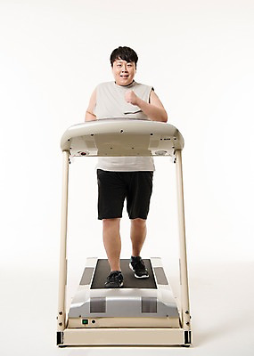 포토 JPG 스튜디오촬영 전신 남자 다이어트 사진 실내 한명 서기 웃음 20대 성인 앞모습 운동복 운동 걷기 헬스 한국인 비만 런닝머신 남자한명만 성인남자한명만 국내포토 1 옷 뷰포인트 모션 표정 건강 사람 동양인 청년 내부 운동기구 몸매 남자만 성인남자만 파일형식 인종 성인만