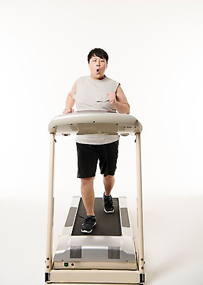 포토 JPG 스튜디오촬영 전신 남자 다이어트 사진 실내 한명 서기 20대 성인 앞모습 운동복 운동 걷기 헬스 한국인 비만 런닝머신 남자한명만 성인남자한명만 국내포토 1 옷 뷰포인트 모션 건강 사람 동양인 청년 내부 운동기구 몸매 남자만 성인남자만 파일형식