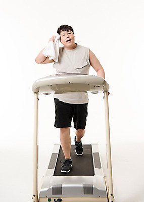 포토 JPG 스튜디오촬영 전신 남자 다이어트 사진 실내 한명 서기 20대 성인 앞모습 운동복 수건 운동 걷기 헬스 한국인 비만 땀 런닝머신 남자한명만 성인남자한명만 땀흘리기 국내포토 1 옷 뷰포인트 컨셉 모션 건강 사람 동양인 청년 내부 위생용품 운동기구 몸매 남자만 성인남자만 파일형식 생활용품 인종 성인만 오브젝트