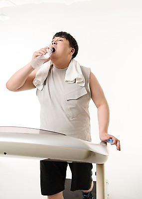 포토 JPG 스튜디오촬영 남자 다이어트 사진 실내 한명 서기 상반신 20대 성인 앞모습 운동복 수건 운동 헬스 한국인 마시기 생수 비만 런닝머신 복부비만 식수 물마시기 남자한명만 성인남자한명만 국내포토 1 옷 뷰포인트 모션 건강 사람 동양인 청년 내부 물 위생용품 운동기구 물병 몸매 남자만 성인남자만 파일형식